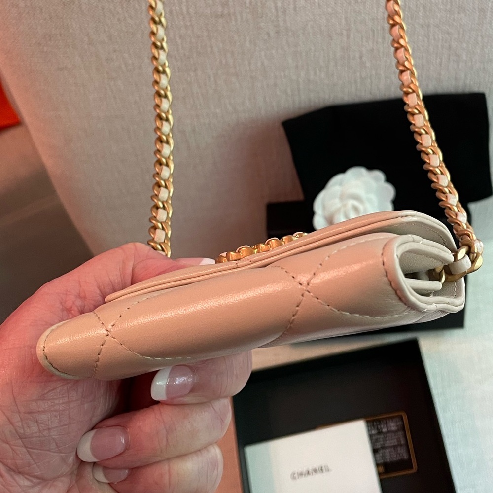 ❌❌❌SOLD❌❌❌CHANEL 19 Authentic Cardholder On Chain - Picture 6 of 16